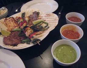 Brochettes de foie, tomates, poivrons, champignons, oignons, herbes