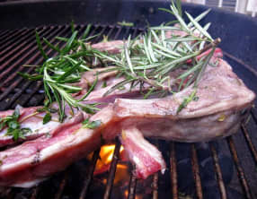 Côtes d'agneau garnies de ratatouille