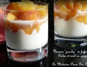 Verrine "punchy" au fromage blanc, pêches fraîches, miel et gingembre