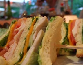 Sandwich au poulet, légumes, épices, fromage crémeux