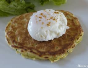Oeuf poché sur pancake épicé aux courgettes