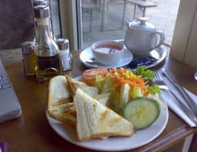 Sandwich tramezzino au saumon fumé et roquette