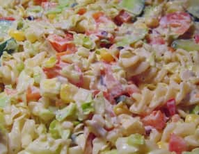 Salade de macaronis au jambon, fromage, carotte, oeufs, mayonnaise