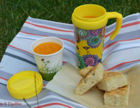 Soupe glacée de carotte, ananas et cumin accompagnée d’une focaccia au thym