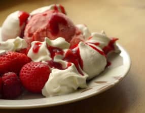 Glace à la fraise maison, au jus de citron, à l'ancienne