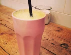 Lassi pêches ananas, germes de sarrasin grillés - kasha - vegan, sans gluten