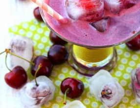 Milk shake végétal aux cerises et lait d'amande