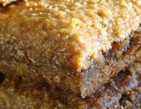 Gâteau au boulgour fourré aux dattes, à la cannelle