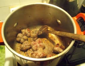 Paupiettes de veau de jambon cru, oeufs durs, aux petits pois frais