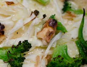 Pizza au chou blanc, au brocoli et aux noix