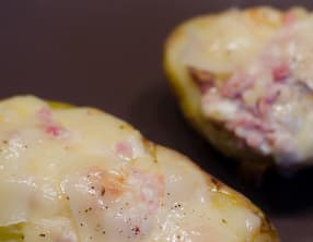 Pommes de terre farcies à la tête de moine et au speck