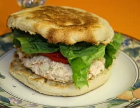 Sandwich salade, poulet mayonnaise, tomates, amandes