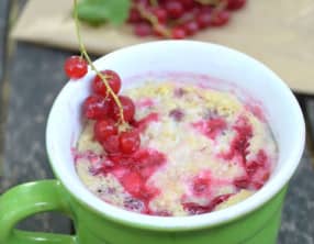 Clafoutis mug cake aux groseilles