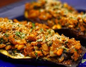 Aubergines farcies aux oignons, tomates et pignon de pin
