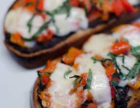 Tartine à la tapenade et aux poivrons confits à l'ail