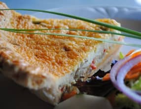 Quiche aux fruits de mer, tomates, oignons verts et safran