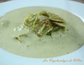 Velouté de petits pois glacés et ravioles grillées