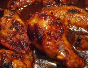Poulet au miel, épicé grillé au barbecue sur planche de cèdre