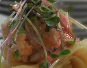 Tartare de saumon frais sur canapé pommes de terre