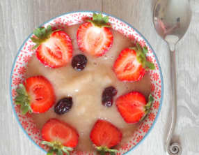 Smoothie bowl poire - pêches blanches - bananes et fraises