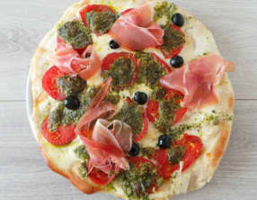 Pizza mozzarella, tomates et pesto