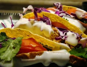 Tacos au thon et à l'avocat, guacamole, tomate, oignon rouge