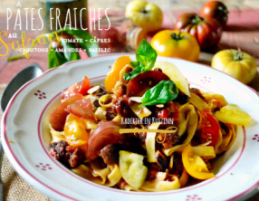 Pâtes fraiches au safran et sauce tomate câpres, amandes, croutons et basilic