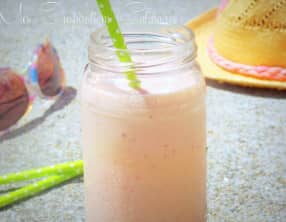 Smoothie aux fraises et a la mangue