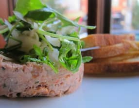 Rillettes de saumon frais et fumé, à la crème, au vin blanc