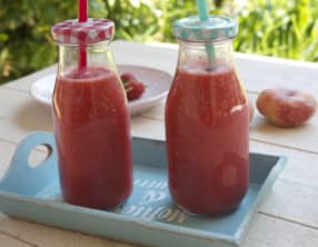 Smoothie fraises et pêches plates