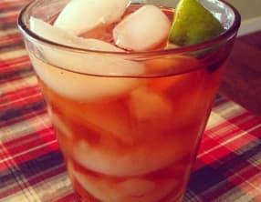 Thé vert glacé à la pêche et au citron