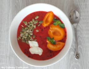 Smoothie bowl prunes, nectarines et cerises