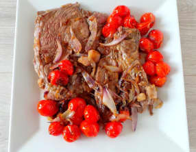 Basse côte de bœuf aux oignons, échalotes et tomates cerise