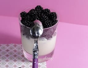 Crème au chocolat blanc et mûres