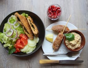 Assiette orientale, gözlemes aux épinards, salade et houmous, grenade fraîche