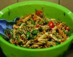 Salade de pâtes au poulet, tomates, brocolis, artichauts marinés, fines herbes