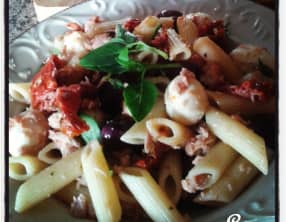 Salade de pâtes au thon , tomates séchées et bocconcini