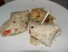Wrap tortilla au poulet, tomates, poivrons, guacamole, mayonnaise
