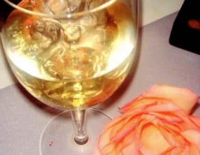 Vin de pêches aux feuilles, vin et eau de vie