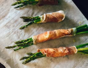 Rouleaux d'asperges, proscuitto et cheddar fumé