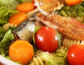 Salade de la mer aux rougets, sardines et tomates cerises