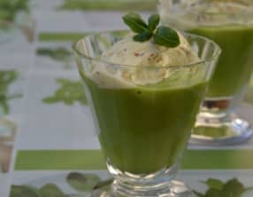 Velouté froid de petits pois, glace à la moutarde ancienne