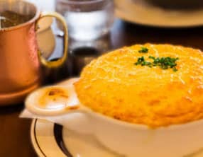 Mini soufflés de courgettes légers, sauce au fromage - sans gluten, végétarien