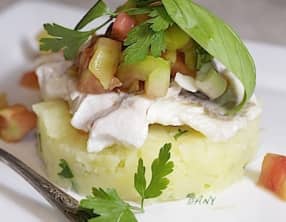 Écrasée de pomes de terre aux oignons daurade vapeur et tartare de tomates