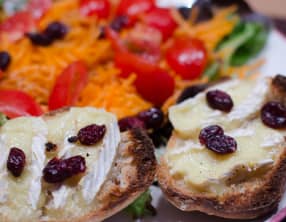 Salade de crudités aux cranberries et ses toasts au camembert