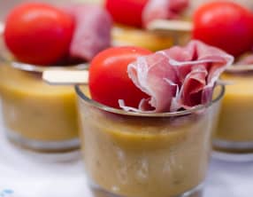 Soupe de melon à l'estragon et sa brochette au jambon serrano