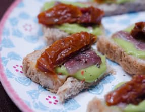 Tapas à l'anchois, au guacamole et à la tomate séchée