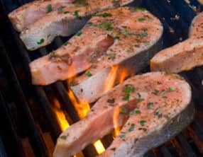 Saumon mariné au vin blanc et fines herbes, grillé au barbecue ou à la plancha