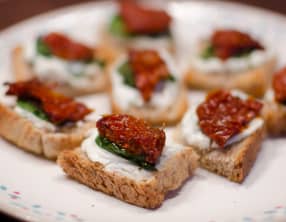 Tapas au chèvre, au basilic et aux tomates séchées