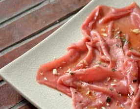 Carpaccio de veau, amandes concassées et huile d'olive parfumée à la mélisse